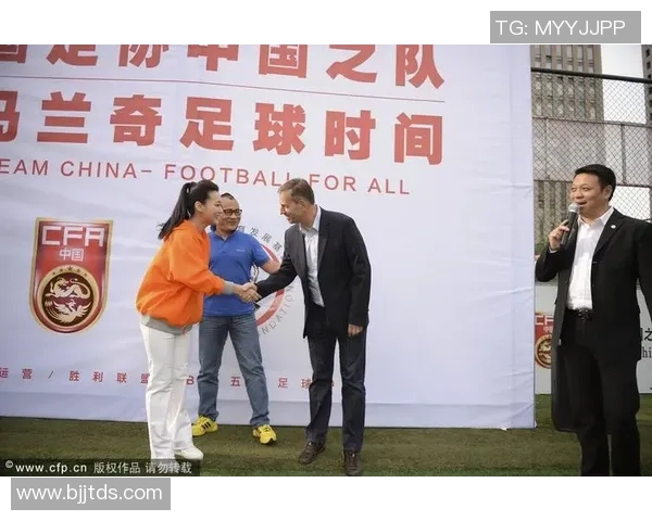 足球明星在训练场被偷拍视频引发粉丝热议与媒体关注